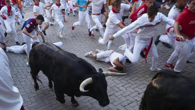 Una banda toca en el sexto encierro de San Fermín 2023.