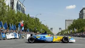 Fernando Alonso en una exhibición en el Paseo de la Castellana en 2003.