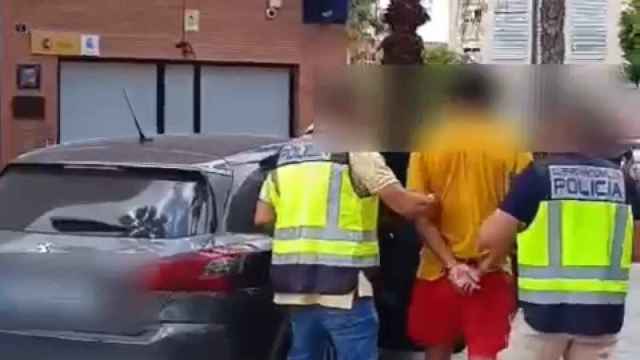 Momento en el que la Policía Nacional se lleva al detenido por rajar el cuello a un policía local en Alicante.