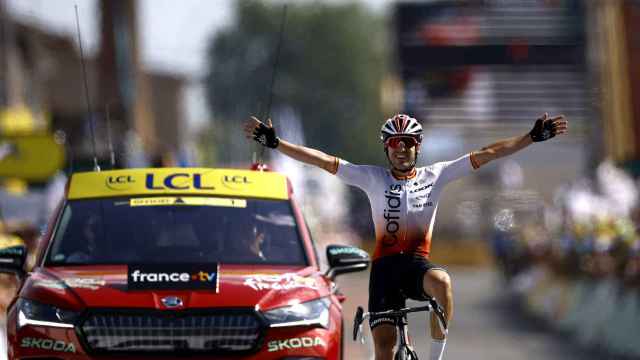 Ion Izaguirre celebra su triunfo en Belleville en Beaujolais en el Tour de Francia.