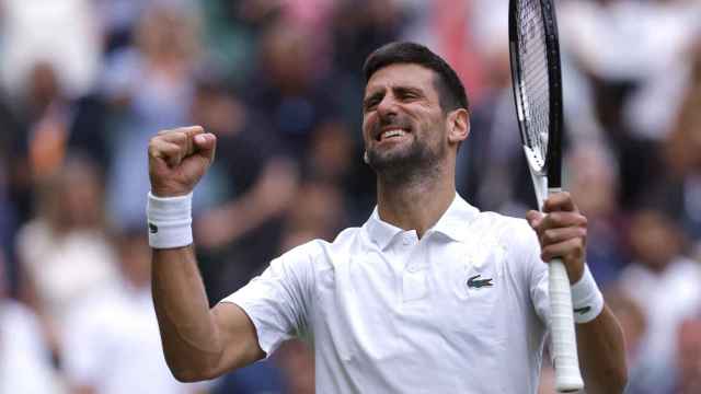 Djokovic celebra la victoria en los cuartos de final de Wimbledon.