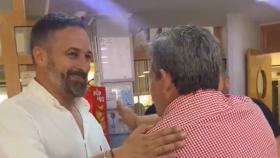 Santiago Abascal en un restaurante de Almuradiel (Ciudad Real). Foto: Twitter @vox_es.