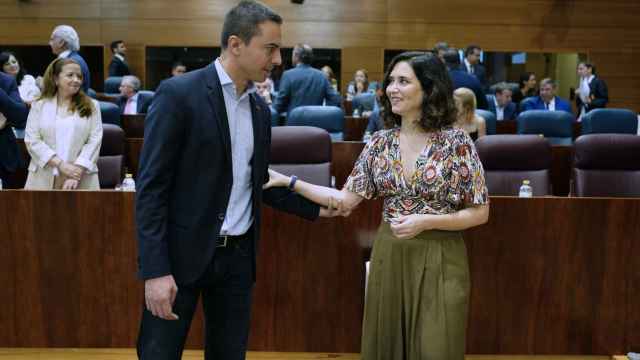Isabel Díaz Ayuso junto a Juan Lobato en la Asamblea de la Comunidad de Madrid.
