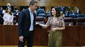 Isabel Díaz Ayuso junto a Juan Lobato en la Asamblea de la Comunidad de Madrid.