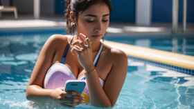 Ilustración de una mujer usando su móvil en la piscina.