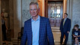 El senador republicano de Alabama Tommy Tuberville abandona el Capitolio de EEUU en Washington, este jueves.