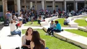 Alumnos en el campus de la universidad de Alicante, en imagen de archivo.