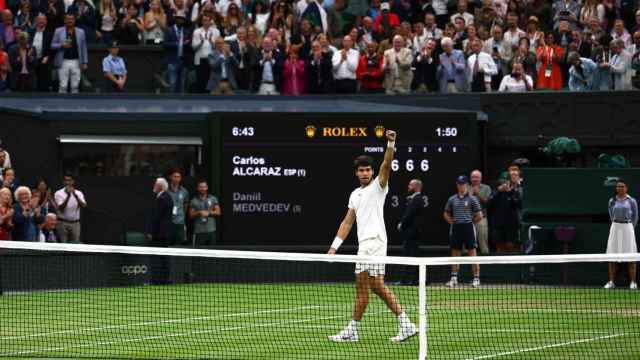 Carlos Alcaraz celebra la victoria ante Medvedev y el pase a la final de Wimbledon 2023
