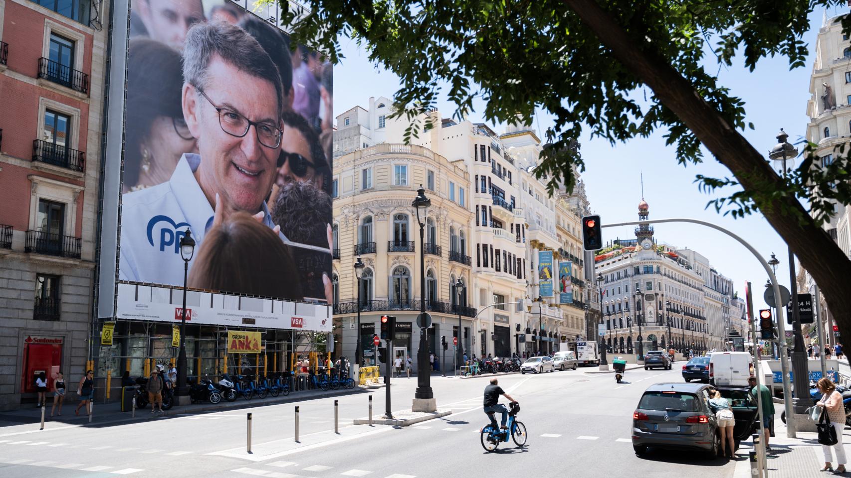 Una lona electoral colgada por parte del PP en Madrid.