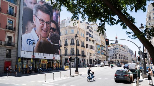 Una lona electoral colgada por parte del PP en Madrid.