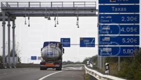 Un camión pasa por uno de los arcos de identificación automática de vehículos para el cobro de peaje en Portugal.