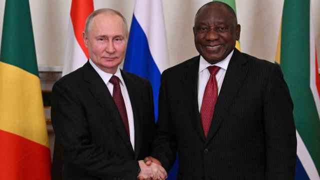 Vladimir Putin le da la mano al presidente sudafricano, Cyril Ramaphosa, durante una reunión en San Petersburgo, el 17 de junio de 2023.
