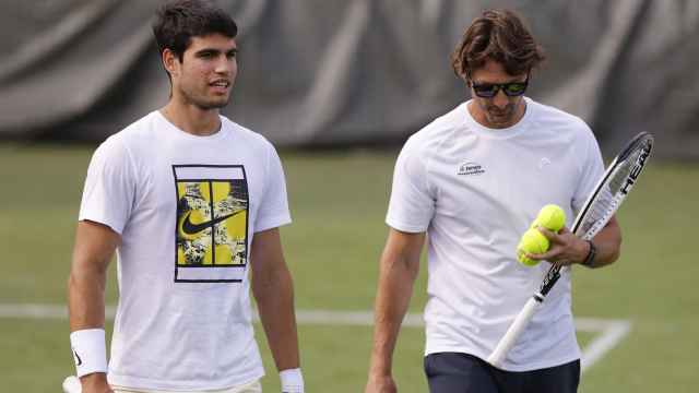 Carlos Alcaraz y Juan Carlos Ferrero durante un entrenamiento en Wimbledon.