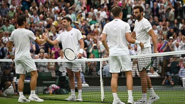 Koolhof y Skupski se saludan con Zeballos y  Granollers en la fina del dobles de Wimbledon.