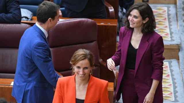 El portavoz del PSOE Madrid en la Asamblea, Juan Lobato, la portavoz de Más Madrid en la asamblea, Mónica García; y la presidenta de la Comunidad de Madrid, Isabel Díaz Ayuso.