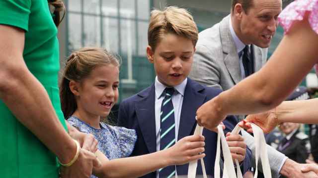 La princesa Charlotte junto a sus padres y hermano en la final de Wimbledon.