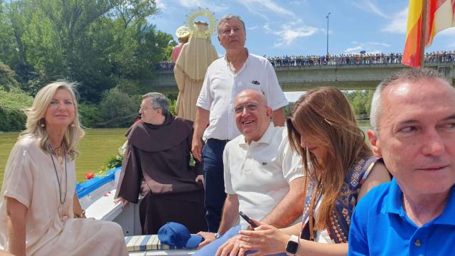 Jesús Julio Carnero junto a Irene Carvajal en el Día de la Virgen del Carmen