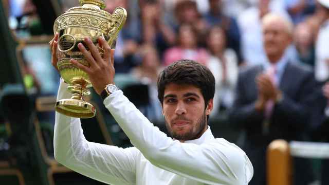Carlos Alcaraz, con el trofeo de campeón de Wimbledon 2023