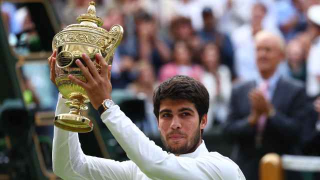 Carlos Alcaraz, con el trofeo de campeón de Wimbledon 2023