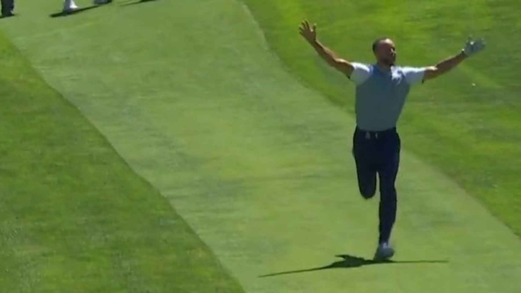 Stephen Curry, celebrando su hoyo en uno en el American Century Celebrity Golf Championship 2023