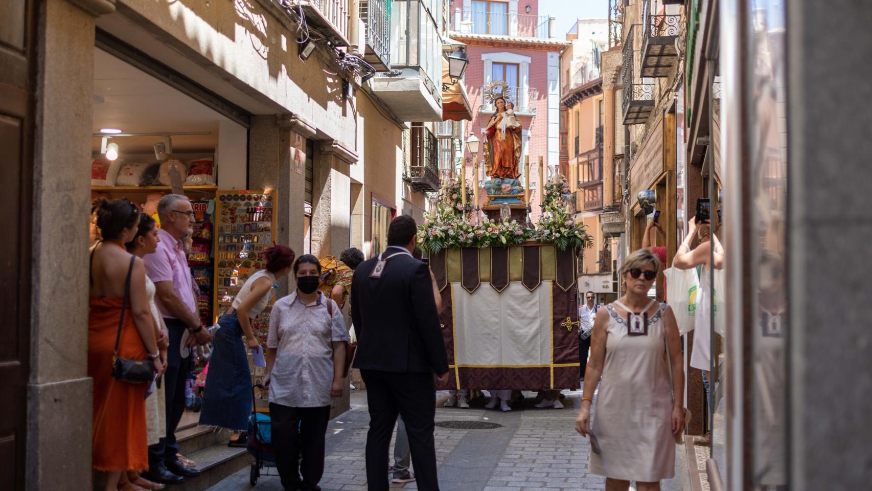 El calor no frena la devoción a la Virgen del Carmen en Toledo