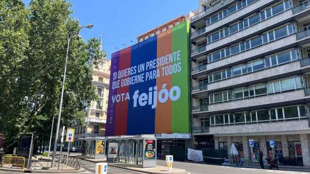 Lona multicolor colgada por el PP en el Paseo de la Castellana de Madrid.