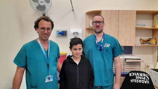 Los doctores con Suleiman Hassan, el niño de 12 años al que le unieron la cabeza al cuello.