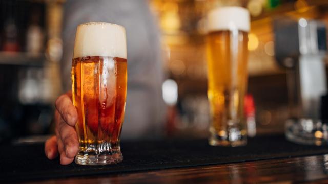 Así puedes enfriar la cerveza en tan solo 5 minutos desde la playa.