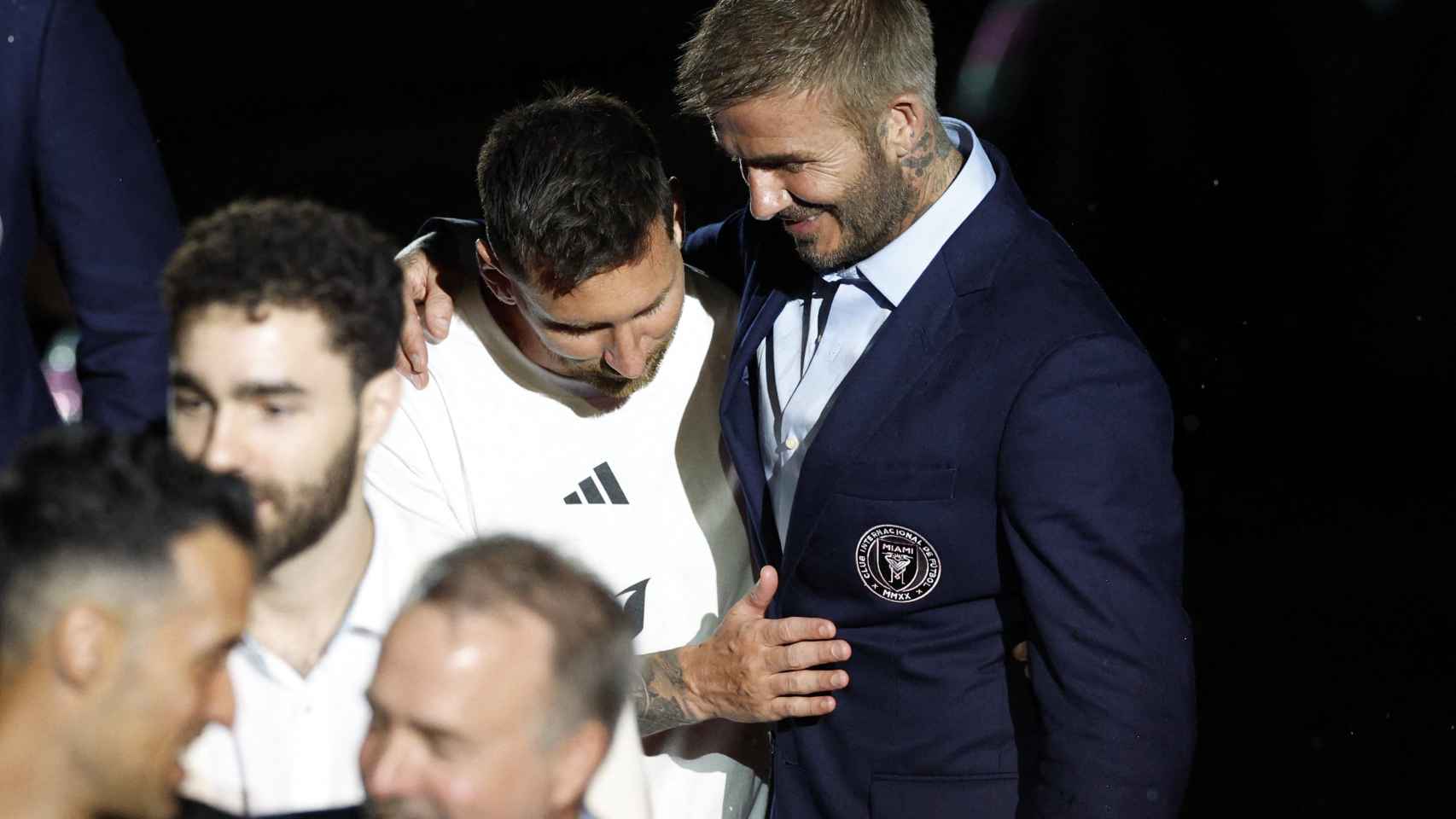 Leo Messi y David Beckham, abrazados