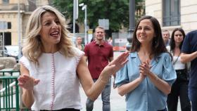 La líder de Sumar y vicepresidenta segunda del Gobierno, Yolanda Díaz, junto a la ministra de Derechos Sociales, Ione Belarra, este lunes en Pamplona.