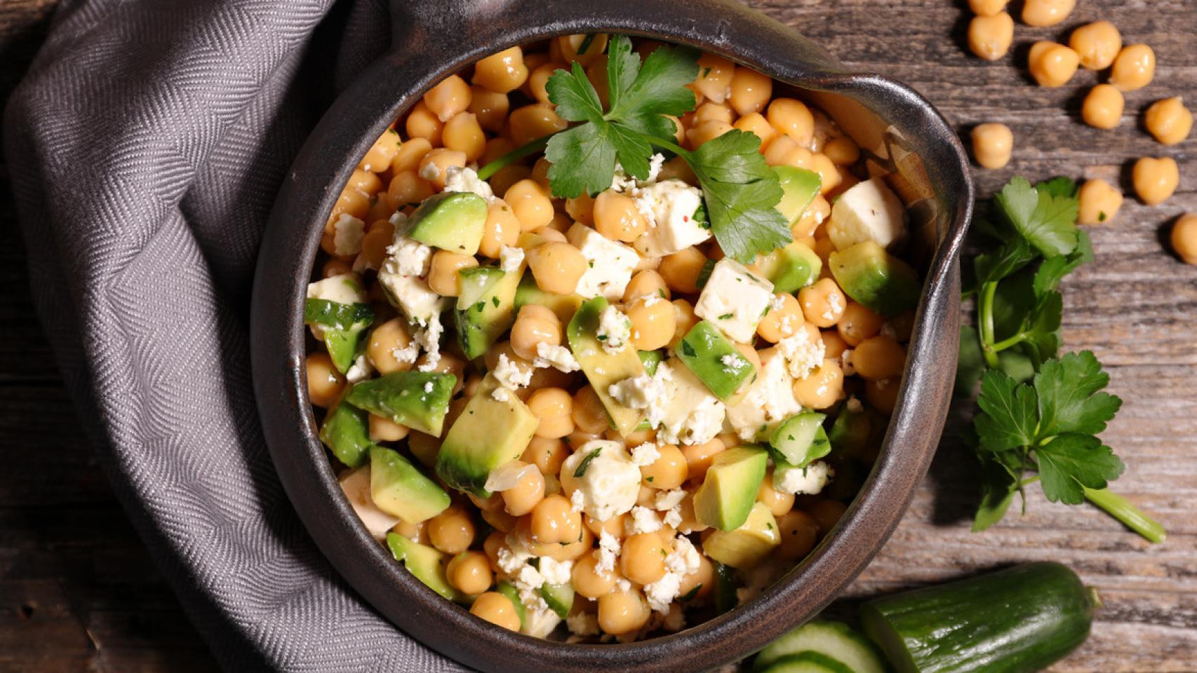Cómo hacer ensalada de garbanzos con aguacate y queso feta la receta