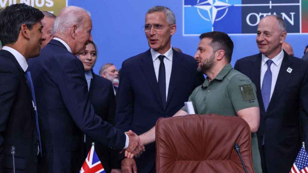 Zelenski saluda a Biden en la Cumbre de la OTAN en Vilna.