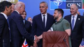 Zelensky saluda a Biden en la Cumbre de la OTAN en Vilna.