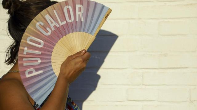 Una mujer se abanica debido a las altas temperaturas en Córdoba.