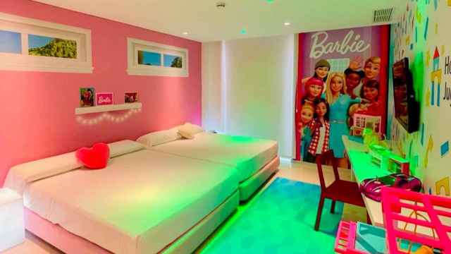 Esta es la habitación personalizada de Barbie en El hotel del juguete de Ibi.
