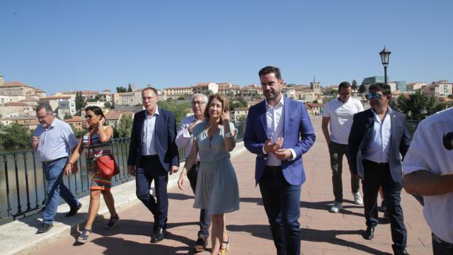 La ministra de Transportes, Movilidad y Agenda Urbana, Raquel Sánchez, participa en la capital zamorana en un acto electoral junto con el número uno al Congreso por Zamora, Antidio Fagúndez.