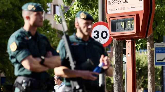 Guardias civiles beben de un botellín para soportar la ola de calor en Logroño.