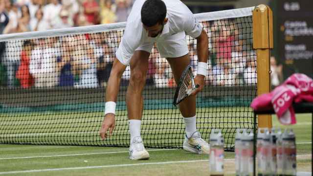 Novak Djokovic, tras romper su raqueta durante la final de Wimbledon 2023
