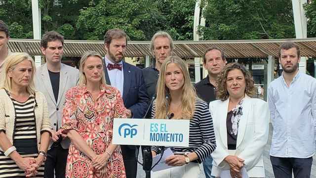 Bea Fanjul junto a representantes del PP de Bizkaia el pasado 3 de julio.