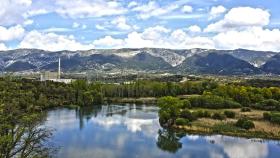 Imagen de la central nuclear de Garoña y el paisaje que la rodea.