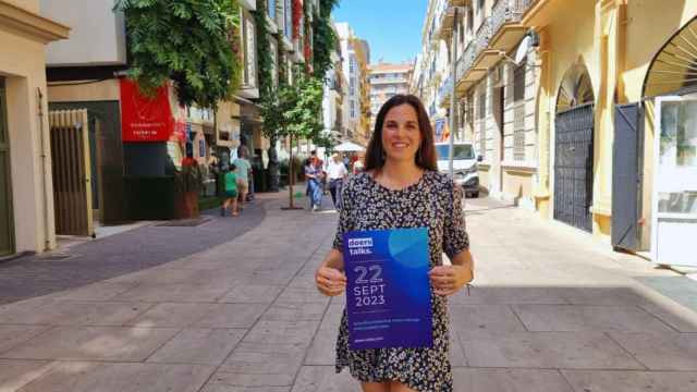 Azahara Vera posa con un cartel de Doers Talks en el centro de Málaga.