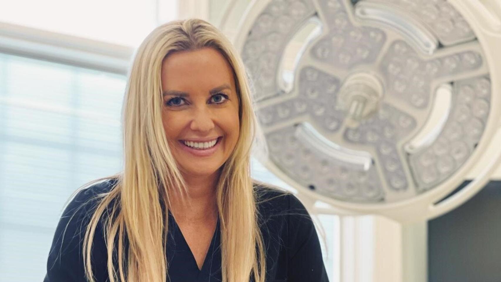 Roxanne Grawe, cirujana e influencer pierde su licencia por