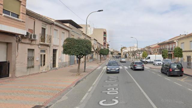 La antigua carretera nacional 344 que atraviesa el casco urbano de Las Torres de Cotillas y donde este domingo por la noche fue atropellada una mujer embarazada.