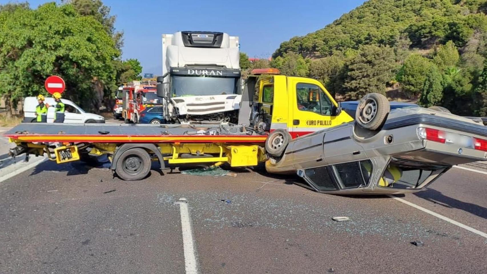 Un Accidente Múltiple Entre Un Camión Y Una Grúa Deja Retenciones En La ...