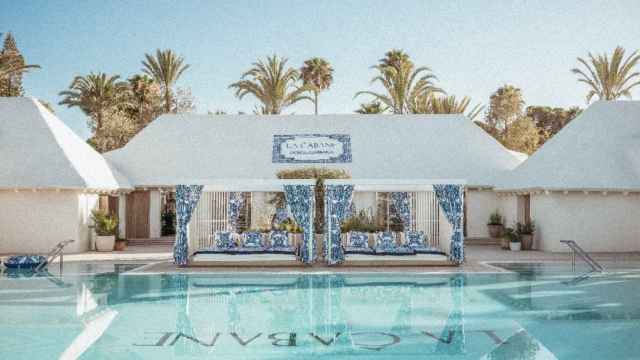 Grupo Dani García y Grupo Mosh dan una nueva vida a La Cabane, el icónico beach club de Marbella, de la mano de Dolce & Gabbana.