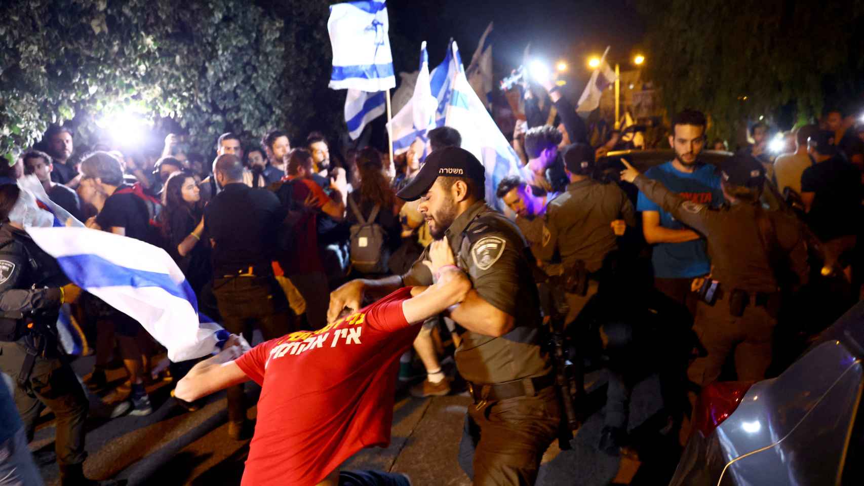 Un agente agarra a un manifestante la noche del martes.