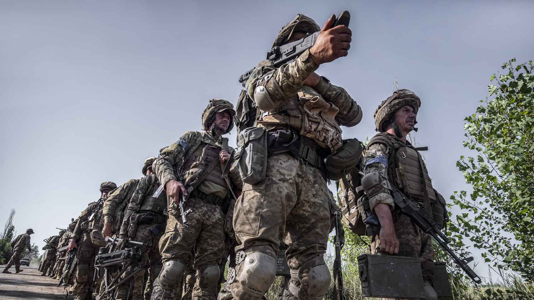 Soldados de infantería formando en el frente este de Ucrania