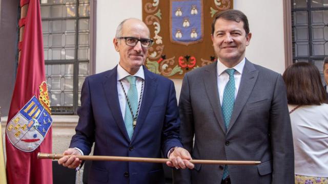 Javier Iglesias, presidente de la Diputación de Salamanca, con el bastón de mando, junto a Alfonso Fernández Mañueco, presidente de la Junta de Castilla y León