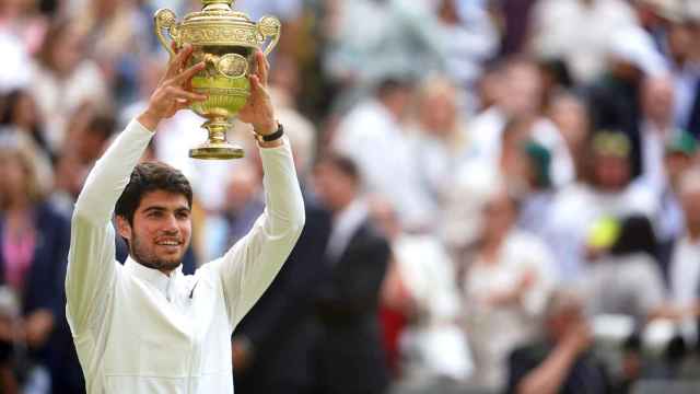 Carlos Alcaraz levanta el trofeo de campeón de Wimbledon tras ganar la final a Novak Djokovic, el domingo 16 de julio.