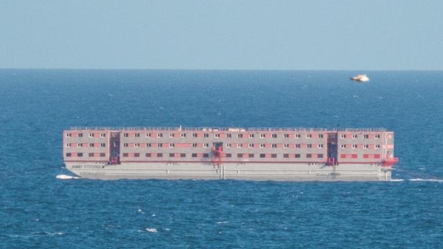 El 'Bibby Stockholm', este lunes de camino al puerto de la isla de Portland (Dorset), al sur de Inglaterra.